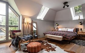 Peaceful, Cozy Designer Mountain Studio